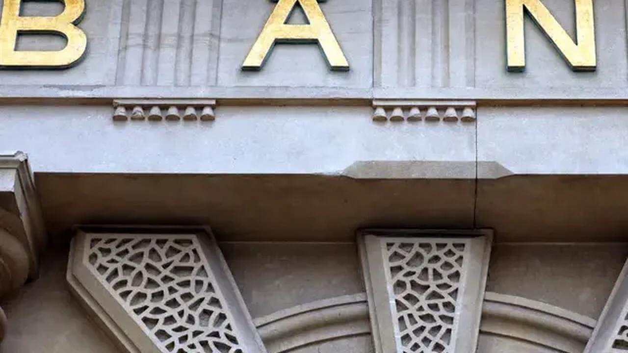 Perlu diketahui, di Indonesia terdapat klasifikasi mengenai bank yaitu Bank Sentral, Bank Umum, dan Bank Perekonomian Rakyat (BPR). Untuk Bank Sentral di Indonesia hanya ada satu yaitu Bank Indonesia.