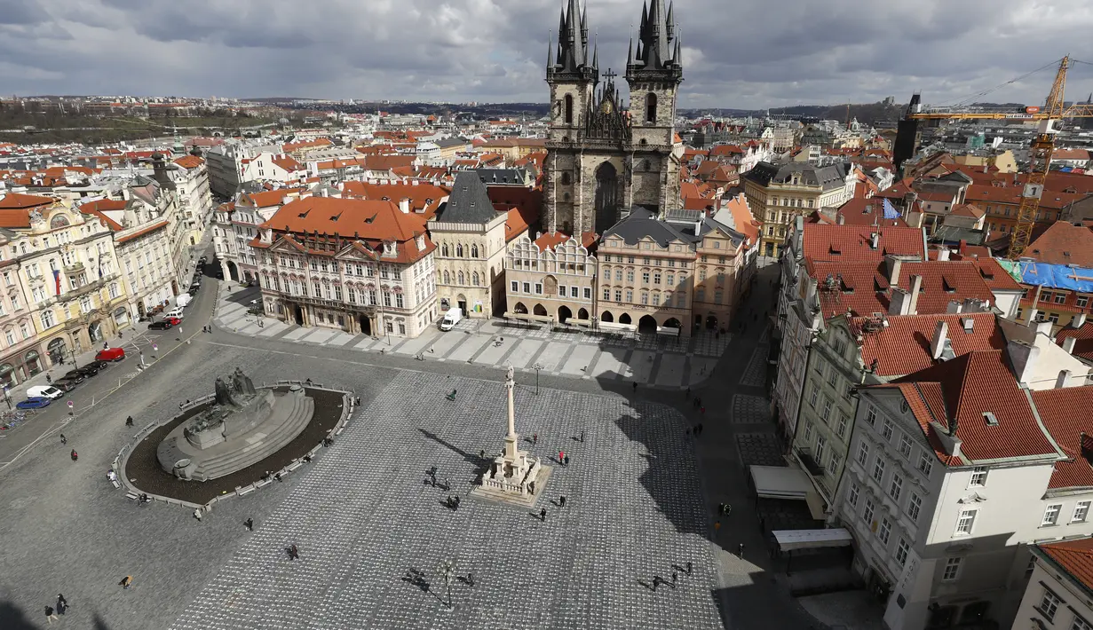 Ribuan salib dilukis di trotoar Alun-Alun Kota Tua di Praha untuk memperingati setahun kematian pasien corona COVID-19 pertama di Republik Ceko, Senin (22/3/2021). Seorang pria berusia 95 tahun adalah orang pertama yang meninggal pada 22 Maret 2020 di rumah sakit Bulovka Praha. (AP/Petr David Josek)