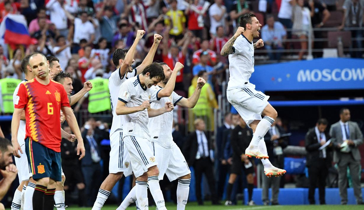 Rusia. Setelah berhasil menjadi juara pada edisi 2010, lalu tersingkir pada fase grup di edisi 2014, Spanyol kembali lolos ke putaran final Piala Dunia 2018 di Rusia. Pada edisi 2018 ini, Spanyol akhirnya harus tersingkir di babak 16 besar (1/7/2018) usai kalah adu penalti 3-4 dari tuan rumah Rusia setelah bermain imbang 1-1 di waktu normal hingga babak perpanjangan waktu. (AFP/Kirill Kudryavtsev)