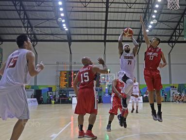 Pemain Timnas Basket Indonesia, Jamarr Johnson melakukan dunk saat melawan Timor Leste pada laga perdana test event Basketball Asian Games 2018 di Hall A Senayan, Jakarta, Rabu (7/2/2018). Indonesia menang 135-30. (Bola.com/Nicklas Hanoatubun)