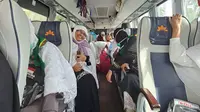 Jemaah haji dari Kloter 8 embarkasi Medan diberangkatkan dari Makkah ke Madinah. (Liputan6.com/Mevi Linawati)