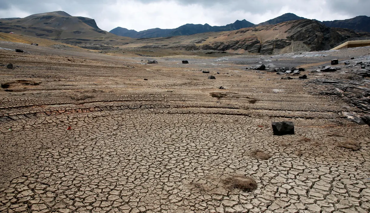 Pemandangan Bendungan Ajuan Khota yang kering, di dekat La Paz, Bolivia, (17/11). Ekosistem di sekitar bendungan juga telah lenyap. (REUTERS/David Mercado)