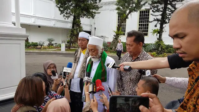 Pemimpin Pondok Pesantren Roudotul Ulum Pandeglang, Banten, Abuya Muhtadi Dimyathi.