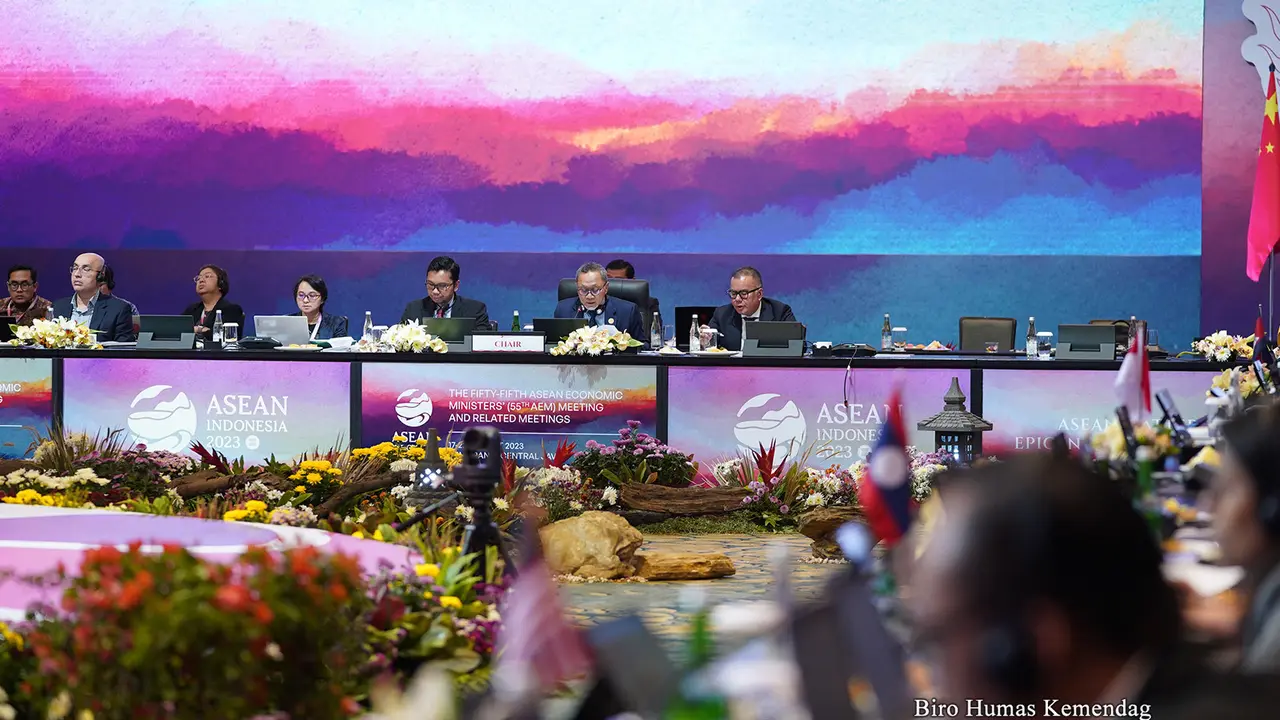 Menteri Perdagangan (Mendag) Zulkifli Hasan memimpin pertemuan konsultatif Menteri Ekonomi ASEAN-Kementerian Perdagangan (Mofcom) China dalam rangkaian Pertemuan Menteri Ekonomi ASEAN (AEM) ke-55, di Semarang, Jawa Tengah, Senin, (21/8/2023). (Dok Kemenda