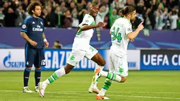 Bek Wolfsburg Rodrigo Rodriguez (kanan) melakukan selebrasi usai mencetak gol kegawang Real Madrid pada leg pertama liga champions di Stadion Volkswagen Arena, Wolfsburg, Jerman (7/4). Madrid takluk atas Wolfsburg dengan skor 2-0. (Reuters/Fabian Bimmer)