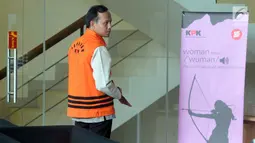 Tersangka jaksa di Kejari Surakarta, Satriawan Sulaksono bersiap untuk pemeriksaan di gedung KPK, Jakarta, Rabu (25/9/2019). Satriawan diperiksa dalam dugaan suap lelang proyek pada Dinas Pekerjaan Umum, Perumahan, dan Kawasan Permukiman (PUPKP) Kota Yogyakarta TA 2019. (merdeka.com/Dwi Narwoko)