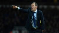 Pelatih West Ham United, Slaven Bilic memberikan instruksi kepada anak asuhnya saat melawan Liverpool pada laga Piala FA di  Stadion Boleyn Ground, Rabu (10/2/2016) dini hari WIB. (AFP/Glyn Kirk)