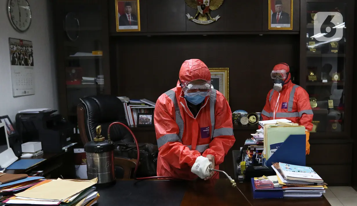 Petugas menyemprotkan disinfektan ruangan di kantor Badan Pengawas Pemilihan Umum (Bawaslu), Jakarta,  Kamis (19/3/2020). Proses sterilisasi menggunakan cairan disinfektan tersebut sebagai salah satu langkah untuk mengantisipasi penyebaran virus Corona COVID-19. (Liputan6.com/Johan Tallo)