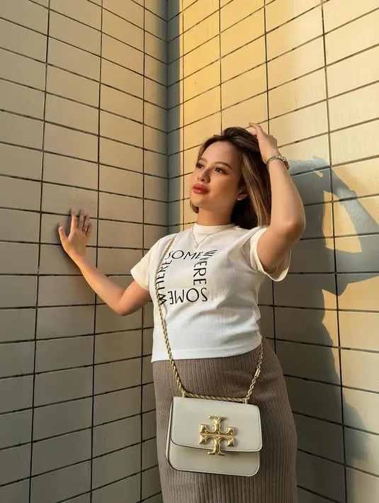 Outfit simpel tapi stylish ini dikenakan Anggi Marito ketika hangout bareng sahabatnya. Usia kandungannya memasuki trimester kedua, penyanyi yang sudah meraih beberapa penghargaan ini jarang unggah fotonya pamer baby bump. Namun sesekalinya perlihatkan perutnya yang sudah makin buncit, Anggi banjir pujian. (Liputan6.com/IG/@anggimarito)
