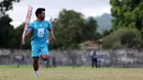 Pemain Malut United, Ilham Udin Armaiyn berlari saat menjalani latihan di Stadion Marimoi, Tidore, Selasa (15/8/2023) sore WIB. (Bola.com/Okie Prabhowo)