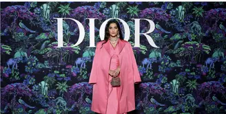 Sonam Kapoor menggunakan Dior Pre Fall 2023 dengan coat silk pink, shirt, dan rok bernuansa senada. Tak ketinggalan aksesori pemanis lainnya mulai dari sepatu, tas, dan perhiasan, semua dari koleksi Dior. (Foto: Dior/ Dok.)