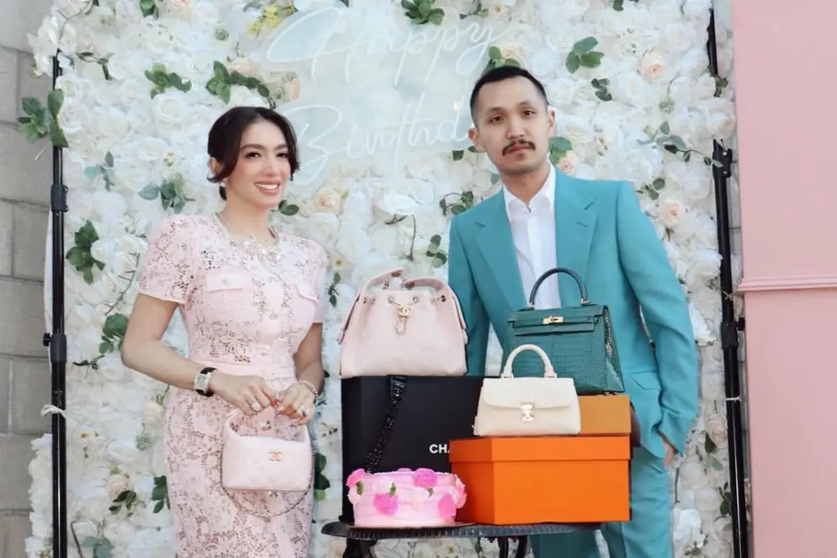 Angel Karamoy Rayakan Ulang Tahun ke-39 di Los Angeles dapat kado branded. [@realangelkaramoy]