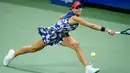 <p>Petenis Australia, Ajla Tomljanovic mengembalikanb bola pukulan Serena Williams dari Amerika Serikat pada putaran ketiga kejuaraan tenis AS Terbuka di New York (2/9/2022). Tomljanovi mengobrak-abrik empat game langsung dalam upayanya untuk merebut set pertama 7-5. (AP Photo/Frank Franklin II)</p>