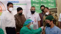 Direktur Utama BPJAMSOSTEK Anggoro Eko Cahyo bersama dengan Ketua Dewan Pengawas Muhammad Zuhri dan Bupati Tangerang Ahmed Zaki Iskandar turun langsung untuk meninjau jalannya proses vaksinasi di Tangerang.