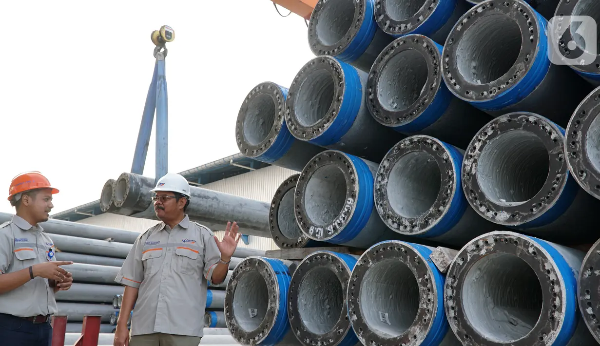 Direktur Pemasaran PT. Waskita Beton Precast Tbk, Agus Wantoro (kanan) mendengarkan penjelasan saat meninjau plant prambon di Sidoarjo, Jawa Timur, Kamis (21/11/2019). Saat ini Plant Prambon memiliki kapasitas produksi 425.000 ton per tahun. (Liputan6.com/HO/Eko)