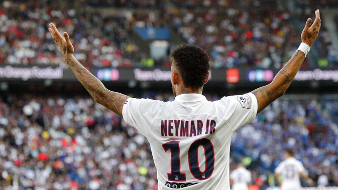 Striker PSG, Neymar, melakukan selebrasi usai membobol gawang Strasbourg pada laga Liga 1 Prancis di Stadion Parc des Princes, Sabtu (14/9). PSG menang 1-0 atas Strasbourg. (AP/Francois Mori)