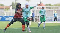 Rara Zenita Fatin punggawa tim KU 12 SDUT Bumi Kartika Jepara saat hendak melesatkan tendangan yang membuahkan gol ke gawang lawan pada pertandingan final MilkLIfe Soccer Challenge - Kudus Series 3 2024 yang tersaji di Supersoccer Arena Rendeng Kudus, Sabtu (28/9/2024). (dok.&nbsp;MilkLIfe Soccer Challenge)