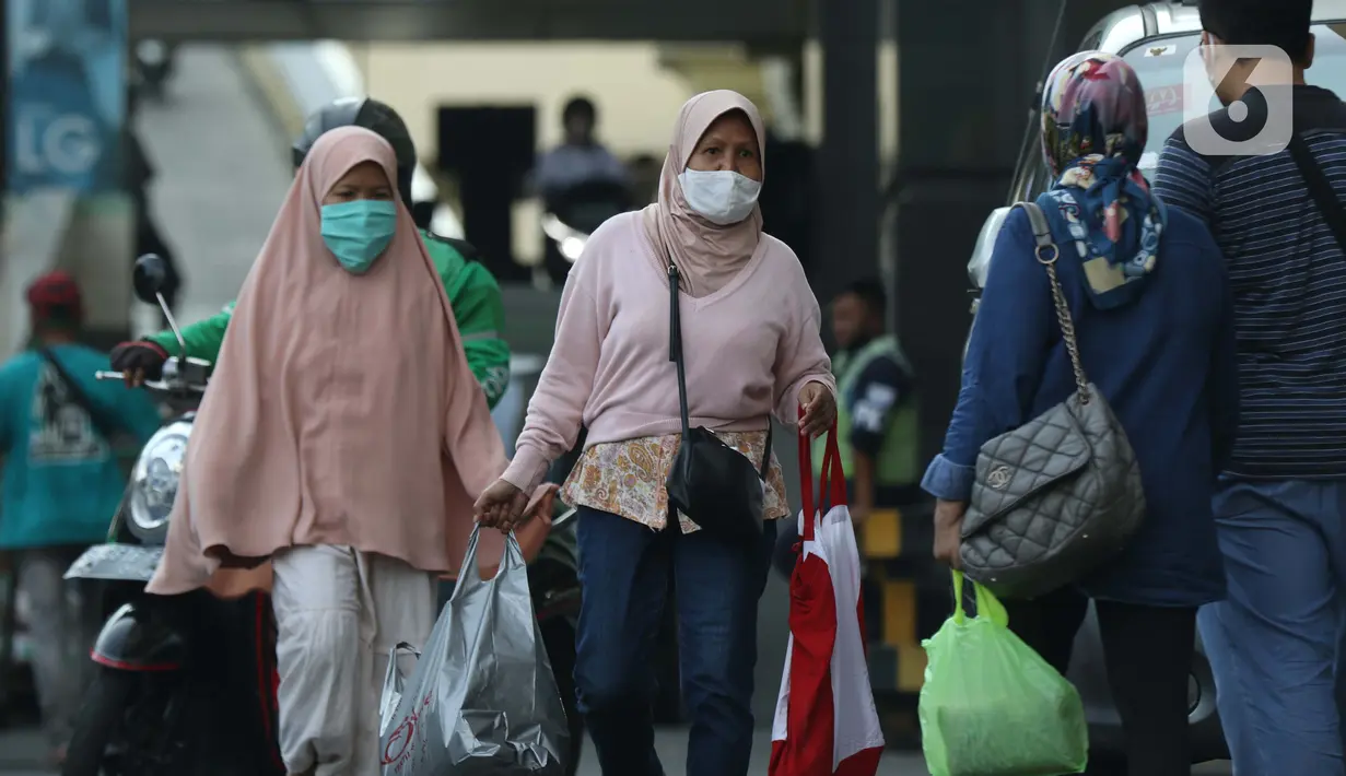 Warga berjalan di kawasan Pasar Blok A Tanah Abang, Jakarta, Selasa (1/9/2020). Angka positivity rate atau persentase kasus positif COVID-19 di Jakarta dalam sepekan terakhir sebesar 9,8 persen, angka ini melebihi standar WHO yang tidak lebih dari 5 persen. (Liputan6.com/Helmi Fithriansyah)
