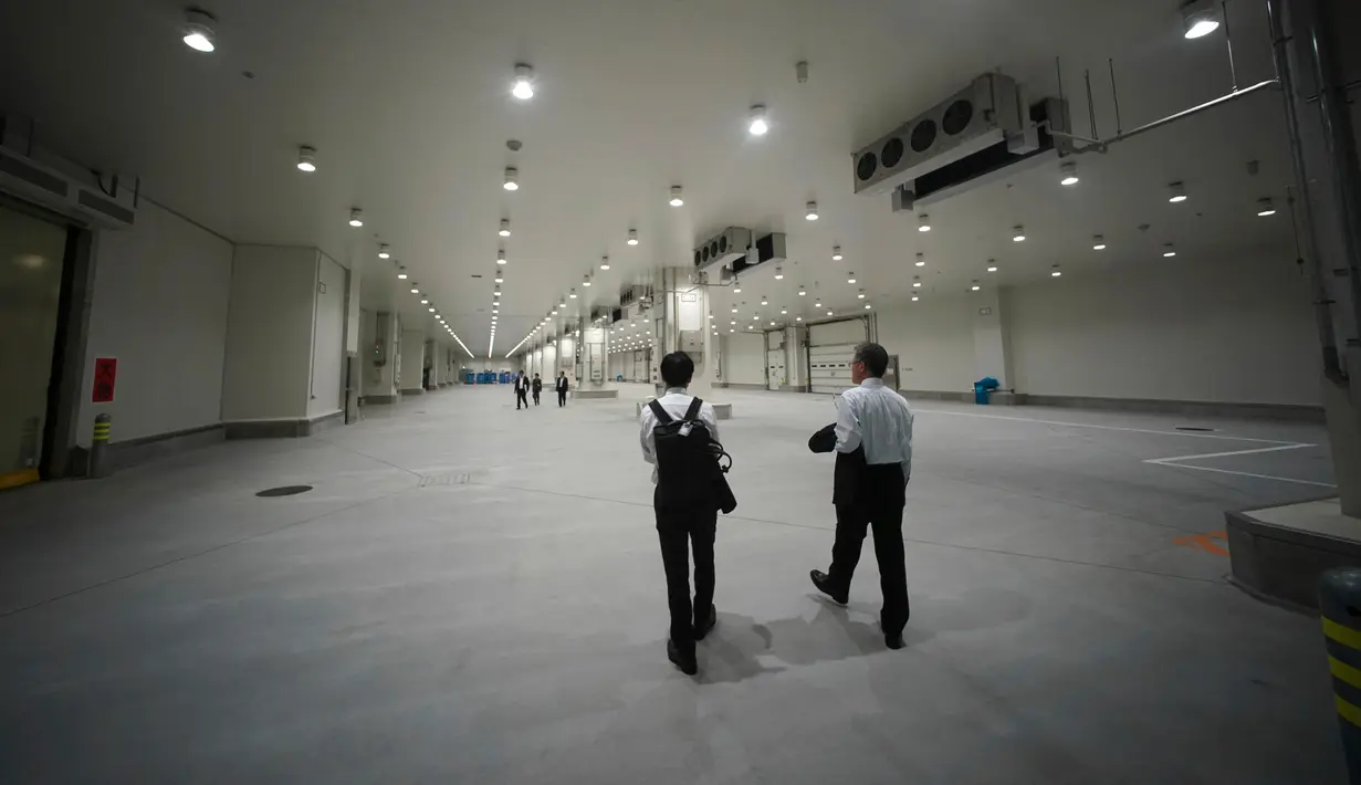 Suasana pasar ikan Toyosu yang akan resmi dibuka pada bulan Oktober mendatang, di Tokyo, Kamis (13/9). Pemerintah kota akan merelokasi pasar ikan Tsukiji yang terkenal di Tokyo dan merupakan pasar ikan terbesar di dunia, ke lokasi ini. (AP/Eugene Hoshiko)