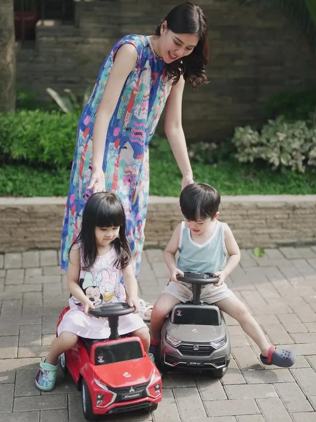 Potret Keseruan Syahnaz Sadiqah Bareng Si Kembar