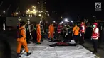 Personil SAR Gabungan bersiap mengindetifikasi kantong jenasah yang diturunkan dari KN SAR Sadewa di Pelabuhan JICT 2, Jakarta, Rabu (31/10). 189 orang menjadi korban jatuhnya pesawat Lion Air JT-610, Senin (29/10) lalu. (Liputan6.com/Helmi Fithriansyah)