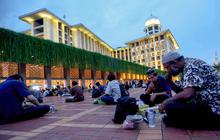 FOTO: Ribuan Jemaah Berbuka Puasa di Masjid Istiqlal pada Hari Pertama Ramadan