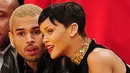 Selain itu, dari pihak Chris Brown sendiri pun masih memiliki rasa cinta pada Rihanna. Tak heran kalau ia masih terus berusaha kembali dengan berbagai hal, salah satunya mengomentari unggahan Rihanna di Instagram. (AFP/Robyn Beck)