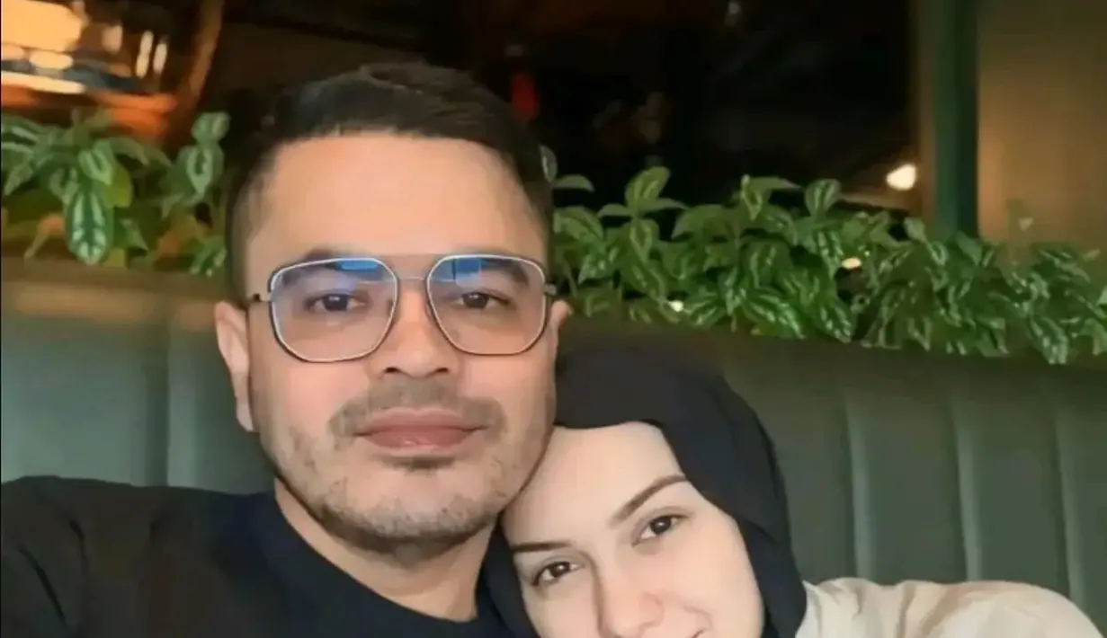 Haldy terlihat tenang dan penuh perhatian, mengenakan kaos kasual yang membuat kesan santai semakin kental. Tatapan hangat Haldy ke depan memperlihatkan perannya sebagai sosok suami sekaligus ayah yang peduli. Kehadiran Haldy sebagai pendamping setia menambah suasana hangat dalam potret tersebut. (Liputan6.com/IG/@_irishbella_)