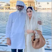 Intip gaya anggun Bunga Zainal kenakan baju kasual India dan kerudung saat ikut suami jalani ibadah sikh. [@bungazainal05]