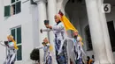 Penari menampilkan tarian daerah saat pagelaran Hari Tari Sedunia di kawasan Taman Fatahillah, Kota Tua, Jakarta, Sabtu (6/5/2023). (Liputan6.com/Angga Yuniar)