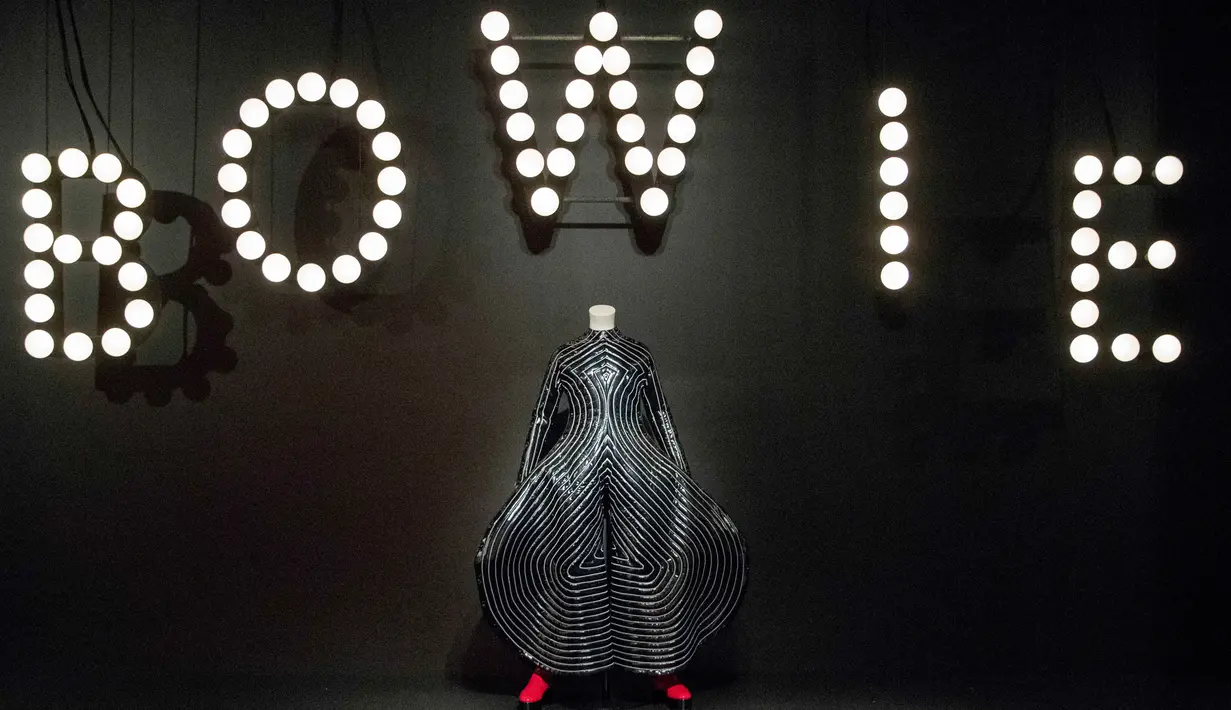 Sebuah seni instalasi yang dipajang dalam pameran "David Bowie" di Museum Brooklyn (28/2). David Bowie adalah seorang penyanyi, penulis lagu, produser rekaman, dan mixer yang telah berkarya selama lebih dari empat dekade. (AP Photo / Mary Altaffer)