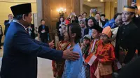 Puluhan diaspora Indonesia menyambut kedatangan Presiden Prabowo Subianto di salah satu hotel wilayah Ottawa, Kanada pada Rabu 24 September 2025. (Biro Pers)