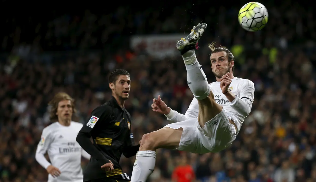 Aksi gelandang Real Madrid, Gareth Bale (kanan) menendang bola pada pertandingan melawan Sevilla di Liga Spanyol di Stadion Santiago Bernabeu (21/3). Real Madrid menang besar atas Sevilla dengan skor 4-0. (REUTERS/Sergio Perez)