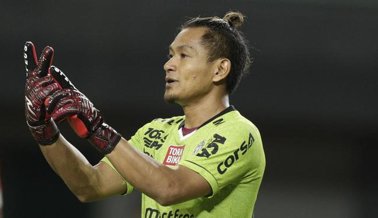 4. Wawan Hendrawan (Bali United) - Penampilan Wawan cukup apik bersama Bali United sejauh ini. Dari 14 pertandingan, Wawan hanya kebobolan 9 gol dan mengantar Bali United sebagai tim yang minim kemasukan. (Bola.com/M Iqbal Ichsan)