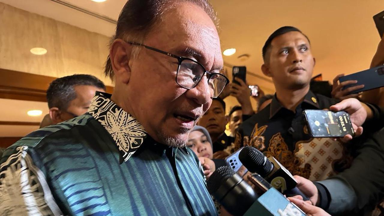 Perdana Menteri Malaysia Anwar Ibrahim dalam acara "Temu Anwar" yang diadakan di sela-sela KTT ke-43 ASEAN di Jakarta, Selasa (5/9/2023). (Liputan6/Benedikta Miranti)
