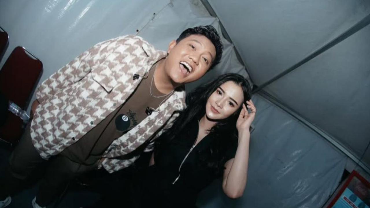 7 Momen Bella Bonita Tunjukkan Romantisme di Backstage dengan Denny Caknan, Setia Dampingi Manggung