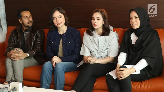 Pemain film Ayat-Ayat Cinta 2 Bront Palarae (kiri), Tatjana Saphira (kedua kiri), Chelsea Islan (kedua kanan) dan Dewi Sandra