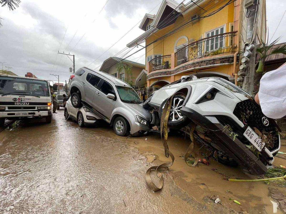 FOTO: Terjangan Topan Kalmaegi, Mobil-Mobil di Cebu Bertumpuk Seperti Mainan