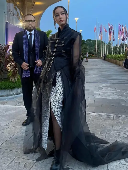 Sang rookie berbakat, Widuri terlihat menawan dengan kebaya tanpa lengan berkerah tinggi dari Sejauh Mata Memandang, dipadukan dengan outer tulle panjang dan rok batik dengan detail high slit warna putih. [@widuri.puteri].