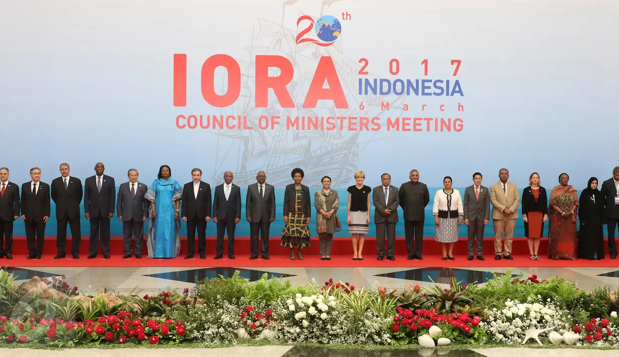 Sejumlah menteri dari negara-negara anggota Indian Ocean Rim Association (IORA) berfoto bersama sebelum pertemuan Council of Ministerial Meeting dalam rangkaian KTT IORA Tahun 2017 di Jakarta Convention Center, Senin (6/3). (Liputan6.com/Angga Yuniar)
