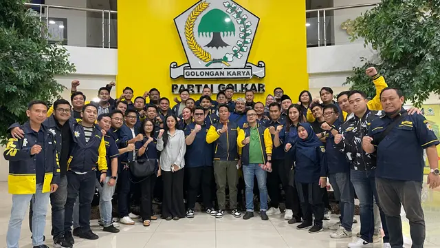 Rapat Pleno DPP Angkatan Muda Pembangunan Indonesia (AMPI) yang digelar di DPP Partai Golkar, Slipi, Jakarta Barat (Jakbar) berakhir ricuh.