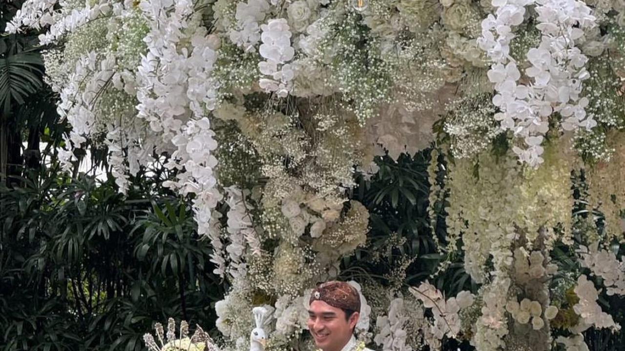 Saat bertemu di tempat akad nikah akan dilangsungkan, keduanya bergandengan tangan dan saling tersenyum.<br>