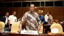 Menteri Perhubungan Budi Karya Sumadi bersiap memulai rapat kerja dengan Komisi V DPR RI di Gedung Nusantara, Jakarta Pusat, Kamis (8/12). Rapat ini membahas persiapan dan kesiapan mudik Natal 2016 dan Tahun Baru 2017. (Liputan6.com/Johan Tallo)