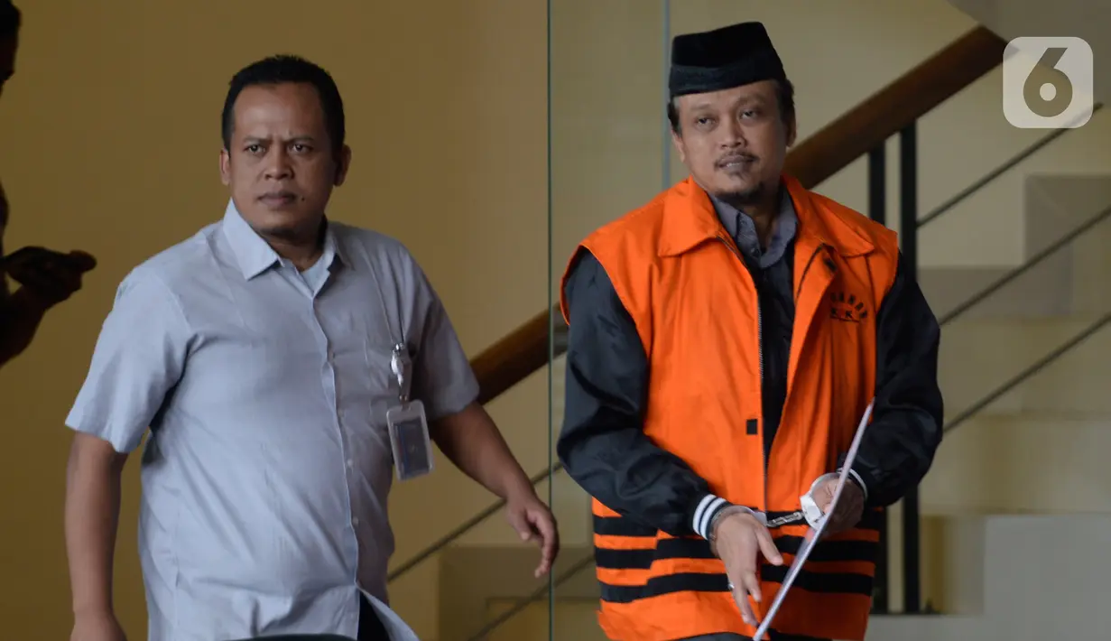 PPK di Satuan Kerja PJN XII Balikpapan Andi Tejo Sukmono (kanan) usai menjalani pemeriksaan di Gedung KPK, Jakarta, Rabu (22/1/2020). Andi diperiksa sebagai tersangka untuk melengkapi berkas dugaan suap pengadaan proyek jalan di Provinsi Kalimantan Timur tahun 2018-2019. (merdeka.com/Dwi Narwoko)
