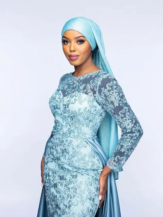 “20 year old Khadija Omar, a psychology major, is the first hijabi contestant to represent Somalia at Miss World 2021,” tulis laman Miss Somali. (Instagram/khadija.omarr).