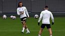 Pemain Manchester City Nathan Ake (kiri) menjalani sesi latihan tim di tempat latihan Manchester City di Manchester, Inggris, 21 Februari 2023. Manchester City akan menghadapi RB Leipzig pada pertandingan sepak bola babak 16 besar Liga Champions. (Paul ELLIS/AFP)
