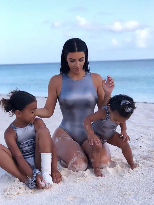 Putihnya pasir di pantai Bahamas membuat North West dan Saint West tertarik untuk bermain dibandingkan berfoto. (Liputan6.com/IG/@kimkardashian)