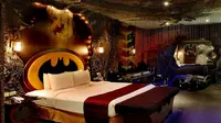 Eiden Motel di Taiwan menghadirkan kamar dengan nuansa Batman. Di kamar in terdapat jubah Batman, lambang Batman. (Foto: Culturalist.com)