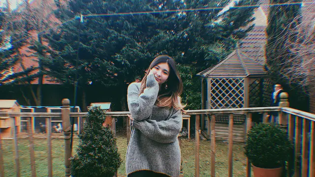 [Bintang] Nggak Menggigil Waktu Hujan, Intip 5 Gaya Kece Ala Shaloom Razade