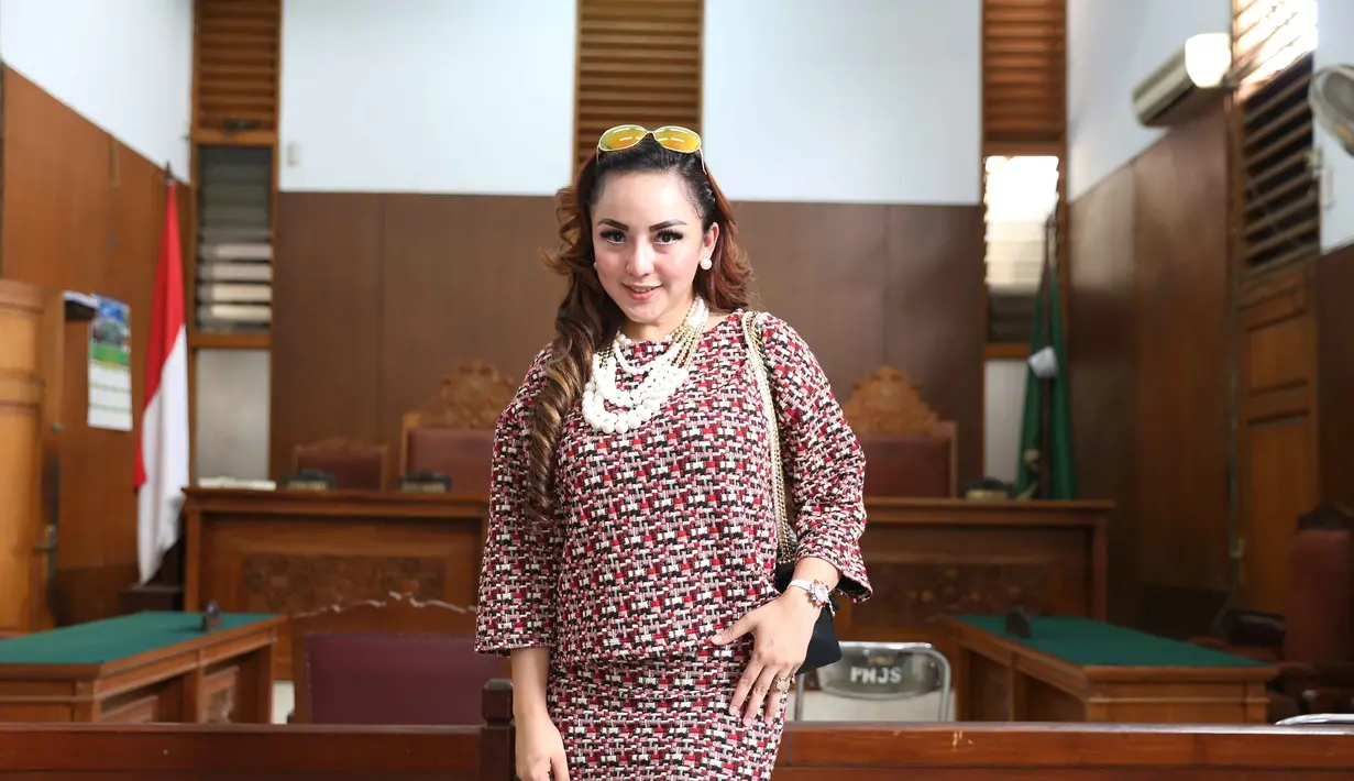 Kesaksian Regina sepertinya menjadi keuntungan bagi pihak Ahmad Dhani. Regina mengungkap kebiasaan Farhat yang kerap 'berkicau' tanpa pikir panjang. Termasuk tudingan permintaan sejumlah uang oleh Ramdhan Almasyah. (Nurwahyunan/Bintang.com)